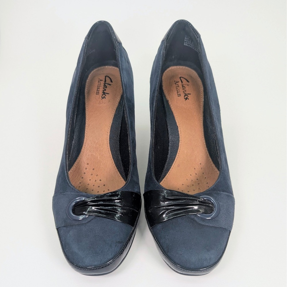 Clarks Artisan Navy Blue Suede Patent Leather Block Heel Pumps Size 8.5M 32414